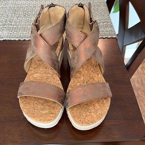 Adrienne Vittadini sandals size 6